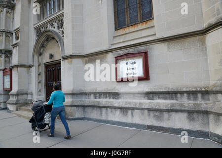 Nero vive questione slogan segno su un Unitarian chiesa universalista, NYC Foto Stock