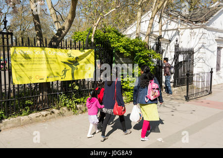 Giovani madri al di fuori Coram i campi su Guilford Street, Bloomsbury, London, Regno Unito Foto Stock