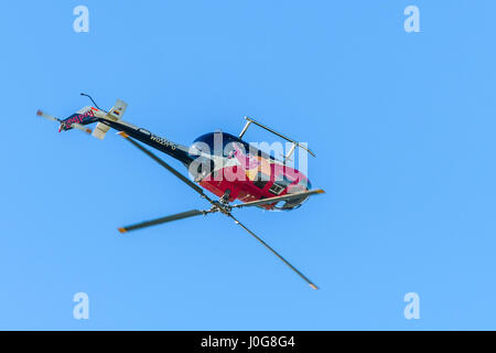 Elicottero rosso in aria vista frontale rivolta verso viewer su sfondo semplice eseguire manovre acrobatiche, battenti tori aerobatic team display Foto Stock