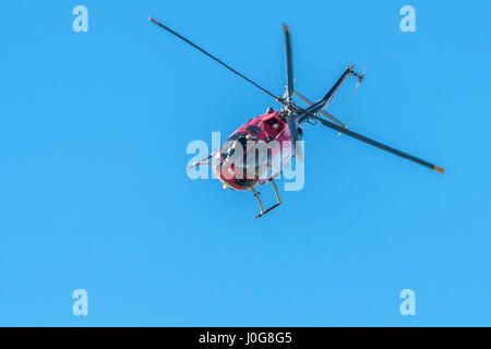 Elicottero rosso in aria vista frontale rivolta verso viewer su sfondo semplice eseguire manovre acrobatiche, battenti tori aerobatic team display Foto Stock