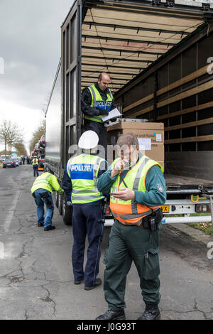 Controllo di polizia di camion, sull'autostrada A555 a Colonia, in Germania, insieme con la dogana, il sacchetto e il TÜV,