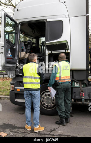 Controllo di polizia di camion, sull'autostrada A555 a Colonia, in Germania, insieme con la dogana, il sacchetto e il TÜV, Foto Stock