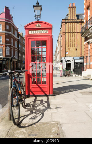 Un telefono rosso scatola su Bedford Row nel quartiere di Bloomsbury, London, Regno Unito Foto Stock