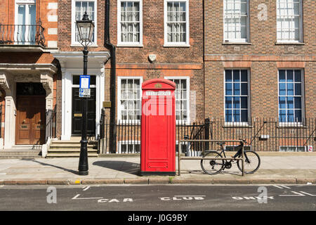 Un telefono rosso scatola su Bedford Row nel quartiere di Bloomsbury, London, Regno Unito Foto Stock