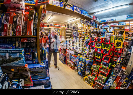 I clienti che acquistano dei giocattoli di modello in "l'Albatross' tradizionale di vecchio stile giocattolo, hobby e modello di negozio, Aberystwyth Wales UK Foto Stock