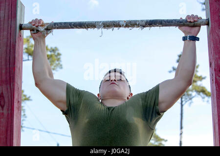 Lancia Cpl. Matteo J. lunga conduce una max set di pull-up durante una scout sniper screener di Camp Lejeune, N.C., 3 aprile 2017. Il screener testato i Marines limiti fisici e mentali attraverso una formazione rigorosa. A lungo è un fuciliere di base con 2° Battaglione, 8° Reggimento Marine, seconda divisione Marine. (U.S. Marine Corps foto di Sgt. Clemente C. Garcia) Foto Stock