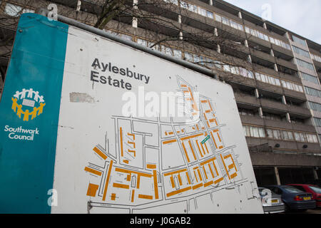 Londra, Regno Unito. 23 gennaio, 2017. Un segno di fronte a un blocco sul Aylesbury station wagon, un grande complesso residenziale a Walworth nel sud di Londra. Foto Stock
