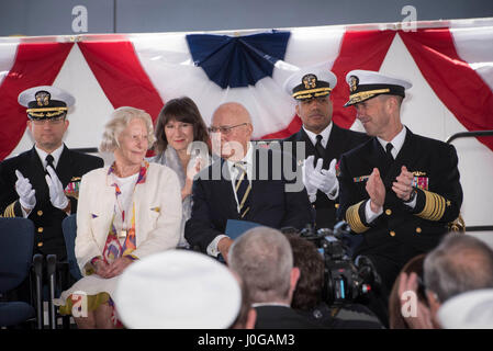 170408-N-ES994-572 PASCAGOULA, Miss. (8 aprile 2017) Capo di operazioni navali (CNO) Adm. John Richardson si unisce ex segretario della Marina Paolo Ignazio e sua moglie Nancy per il battesimo della Marina del più recente Arleigh Burke-class destroyer il futuro USS Paolo Ignazio (DDG 117). La nave è denominato per l ex segretario della Marina Paolo Ignazio, che ha servito come segretario della Marina dal 1967 al 1969 e fu Assistente del Segretario della Difesa durante il presidente Lyndon B. Johnson's administration. (U.S. Foto della marina da capo la comunicazione di massa specialista Elliott Fabrizio/rilasciato) Foto Stock