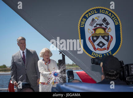 170408-N-ES994-672 PASCAGOULA, Miss. (8 aprile 2017) Nancy Ignazio battezza la marina della nuovissima Arleigh Burke-class destroyer il futuro USS Paolo Ignazio (DDG 117). La sig.ra Ignazio è la nave sponsor ufficiale. La nave è chiamato con il nome di suo marito, ex segretario della Marina Paolo Ignazio, che ha servito come segretario della Marina dal 1967 al 1969 e fu Assistente del Segretario della Difesa durante il presidente Lyndon B. Johnson's administration. (U.S. Foto della marina da capo la comunicazione di massa specialista Elliott Fabrizio/rilasciato) Foto Stock