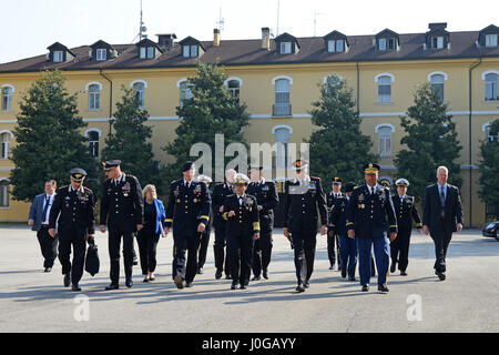 Admiral Michelle Howard, NATO JFC-Napoli Commander, durante la visita al centro di eccellenza per la stabilità delle unità di polizia (CoESPU) Vicenza, 10 aprile 2017. (U.S. Esercito Foto di Visual Information Specialist Paolo Bovo/rilasciato) Foto Stock