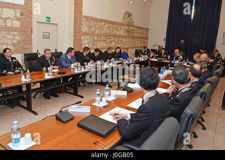 Admiral Michelle Howard, NATO JFC-Napoli Commander, durante l incontro presso il centro di eccellenza per la stabilità delle unità di polizia (CoESPU) Vicenza, 10 aprile 2017. (U.S. Esercito Foto di Visual Information Specialist Paolo Bovo/rilasciato) Foto Stock