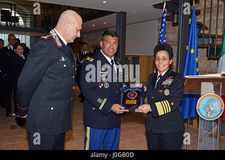 Stati Uniti Esercito Col. Dario S. Gallegos, CoESPU vice direttore (centro), Carabinieri Lt. Gen Vincenzo Coppola (sinistra), comandante generale "" Palidoro Carabinieri specializzati e unità mobili di ricevere il dono di Admiral Michelle Howard (a destra), la NATO JFC-Napoli Comandante durante la visita presso il centro di eccellenza per la stabilità delle unità di polizia (CoESPU) Vicenza, 10 aprile 2017. (U.S. Esercito Foto di Visual Information Specialist Paolo Bovo/rilasciato) Foto Stock