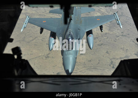 Un belga componente aria F-16 Fighting Falcon refuels aeromobili da un U.S. Air Force KC-10 Extender su Siria durante una sortita a sostegno della Combined Joint Task Force- operazione inerente a risolvere, 10 aprile 2017. KC-10s e i loro equipaggi gioca un ruolo critico nel mantenere il velivolo della coalizione battenti nella lotta contro ISIS. (U.S. Air Force photo by Staff Sgt. Marjorie A. Bowlden) Foto Stock