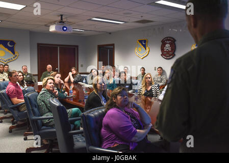 Stati Uniti Air Force Col. Mark A. Weber, commander, 116aria ala di controllo (ACW), Georgia Air National Guard, accoglie i membri della dirigenza Robins Regione programma per un briefing di orientamento dove ha discusso la relazione tra la Guardia Nazionale, lo stato e i leader locali e la 116ACW statali e federali a missioni Robins Air Force Base, Ga., Aprile 11, 2017. La 116ACW partecipa a diverse comunità outreach visite e incontri ogni anno a diffondere consapevolezza e ottenere il sostegno della nostra missione dalla comunità locale. (U.S. Air National Guard foto di Senior Airman Caila Arahood) Foto Stock