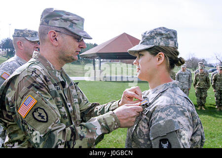 Brig. Gen. Steve Altman, vice comandante generale di manovra, Iowa Guardia nazionale, perni di Iowa Guardia Nazionale medaglia al Merito sul SPC. Lauren E. Kopetzky, un soldato da società C, 224th ingegnere vigili del Battaglione, Iowa esercito Guardia nazionale in base a Cedar Rapids, Iowa, nel corso di una cerimonia presso il Camp Dodge manovra comune centro di formazione, in Johnston, Iowa. Kopetzky è stato riconosciuto per la fornitura di aiuti a una vittima di ripresa in Ames, Iowa, il 9 agosto 2016. (U.S. Esercito nazionale Guard foto di Sgt. 1. Classe David L. Meyer) Foto Stock