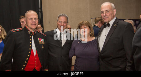 Da sinistra, Comandante della Marine Corps gen. Robert B. Neller, Gary Sinise, la sig.ra Karen Kelly e il Segretario John F. Kelly, Department of Homeland Security, posano per una foto all'OSU 35th Annual Awards la cena al Crystal Gateway Marriott Hotel di Arlington, Virginia, Marzo 21, 2017. Neller presentato un uso speciale premio salutano a sergente maggiore dei Marine Corps Sgt. Il Mag. Ronald L. verde a nome di tutte le Marine Corps Senior consulenti arruolato e Marine Corps famiglie. (U.S. Marine Corps foto di Cpl. Samantha K. Braun) Foto Stock