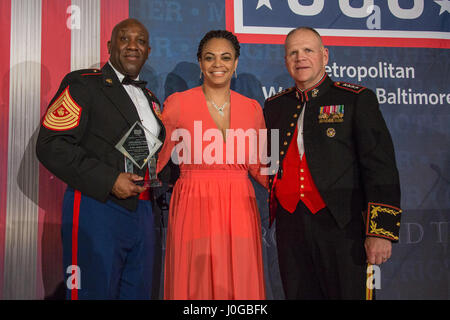 Da sinistra, sergente maggiore dei Marine Corps Sgt. Il Mag. Ronald L. verde, la sig.ra Andrea verde e il comandante del Marine Corps gen. Robert B. Neller posano per una foto all'OSU 35th Annual Awards la cena al Crystal Gateway Marriott Hotel di Arlington, Virginia, Marzo 21, 2017. Verde è stato presentato un uso speciale saluto a nome di tutte le Marine Corps Senior consulenti arruolato e Marine Corps famiglie. (U.S. Marine Corps foto di Cpl. Samantha K. Braun) Foto Stock