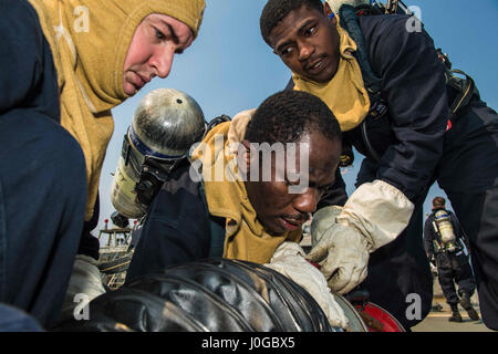 170328-N-FV739-058 acque che circondano il coreano PENNINSULA (28 marzo 2017) marinai assemblare un acqua condotta della ventola (RAMFAN) durante un controllo dei danni del team di formazione (DCTT) esercizio a bordo Arleigh Burke-class guidato-missile destroyer USS Barry (DDG 52). Barry è di pattuglia NEGLI STATI UNITI 7 flotta area di operazioni a sostegno della sicurezza e della stabilità in Indo-Asia-regione del Pacifico. (U.S. Foto di Marina di Massa lo specialista di comunicazione di terza classe Christopher A. Veloicaza/rilasciato) Foto Stock