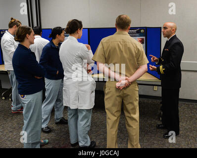 170331-N-MD713-077 SAN DIEGO (Mar. 31, 2017) Marinai e facoltà del Naval Medical Center di San Diego (NMCSD) discutere un poster, su uvular necrosi nella cura primaria impostazione, durante la seconda edizione di partenariato Pacifico 2016 Attività Scolastica Fair a bordo NMCSD. Le attività accademiche Fair ha dato ai partecipanti la possibilità di discutere le lezioni apprese durante il partenariato del Pacifico, un disastro annuale di preparazione alla risposta di missione. (U.S. Foto di Marina di Massa Specialista comunicazione marinaio Cameron Pinske/rilasciato) Foto Stock