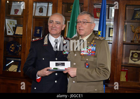 Gen. Tullio del Sette, Carabinieri Comandante Generale (sinistra), presenta Carabinieri dono a gen. Claudio Graziano, esercito italiano capo del personale (destra), durante la visita al centro di eccellenza per la stabilità delle unità di polizia (CoESPU) Vicenza, Italia, Aprile 1, 2017. (U.S. Esercito Foto di Visual Information Specialist Paolo Bovo/rilasciato) Foto Stock