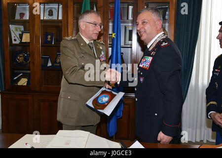 Brig. Gen. Giovanni Pietro Barbano, centro di eccellenza per la stabilità delle unità di polizia (CoESPU) direttore (a destra), presenta Carabinieri CoESPU crest gen. Claudio Graziano, esercito italiano capo del personale, durante la visita al centro di eccellenza per la stabilità delle unità di polizia (CoESPU) Vicenza, Italia, Aprile 1, 2017. (U.S. Esercito Foto di Visual Information Specialist Paolo Bovo/rilasciato) Foto Stock