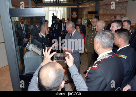 L'Altezza Reale, il principe Charles, Principe di Galles, osserva mostra di Carabinieri, durante la visita al centro di eccellenza per la stabilità delle unità di polizia (CoESPU) Vicenza, Italia, Aprile 1, 2017. (U.S. Esercito Foto di Visual Information Specialist Antonio Bedin/rilasciato) Foto Stock