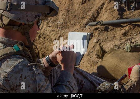 Un Marine, con ala Marine squadrone di supporto 372, Marine Aircraft Group 39, terzo aeromobile Marina Wing, preleva una gamma della carta per una posizione di sicurezza impostata fino in prossimità di un armamento di avanzamento e punto di rifornimento durante la formazione integrata esercizio 2-17 a Marina di Massa aria centro di combattimento ventinove Palms, California, 15 febbraio, 2017. ITX è un esercizio progettato per portare tutte le parti di un Marine Air Ground Task Force insieme al treno come uno. (U.S. Marine Corps foto di Cpl. Justin Huffty) Foto Stock