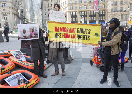 Città di rifugio: 24 ore di azione per i rifugiati ha avuto luogo il 28 marzo & 29 nella città di New York ad alzarsi in piedi contro il Presidente Trump's degli ordini esecutivi che minacciano i rifugiati, richiedenti asilo e immigrati a rischio di deportazione in paesi dove potranno essere in pericolo. Al Rally di Foley Square NYC. Foto Stock