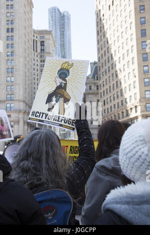 Città di rifugio: 24 ore di azione per i rifugiati ha avuto luogo il 28 marzo & 29 nella città di New York ad alzarsi in piedi contro il Presidente Trump's degli ordini esecutivi che minacciano i rifugiati, richiedenti asilo e immigrati a rischio di deportazione in paesi dove potranno essere in pericolo. Al Rally di Foley Square NYC. Foto Stock
