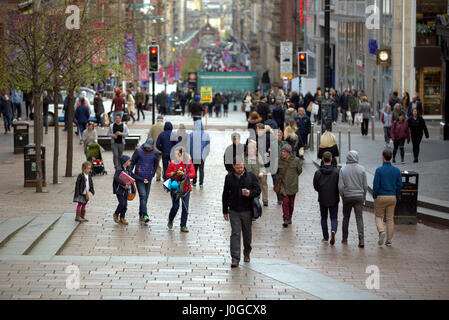 L'uomo sul mobile vicino a piedi la Sauchiehall Street passi Buchanan Street Glasgow in una folla Foto Stock