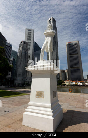 Statua di Sir Stamford Raffles con gli alti edifici del quartiere finanziario dietro, Singapore Foto Stock