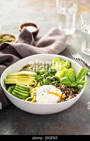 Sano e verde ciotola di grano Foto Stock