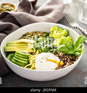 Sano e verde ciotola di grano Foto Stock