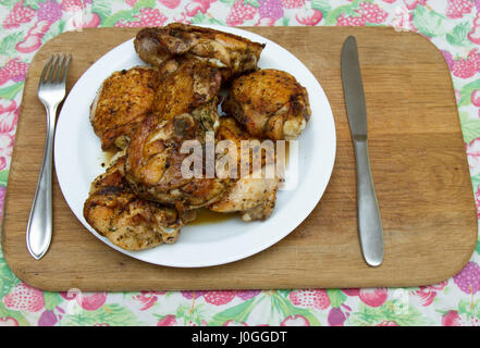 Frittura di cosce di pollo su una piastra bianca Foto Stock