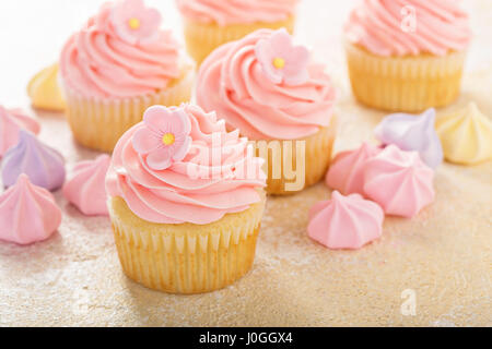 Tortini di vaniglia con rosa di glassa di lampone Foto Stock