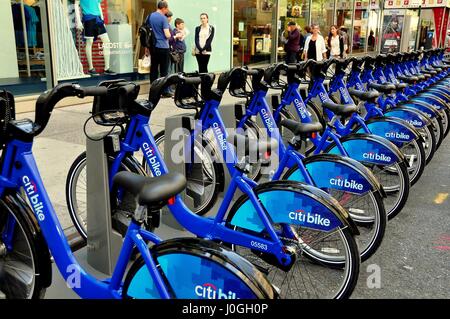 New York, NY - 27 Maggio 2013: Righe di Citibike noleggio biciclette blu blasonate con il logo di Citibank sedersi a un West 49th Street docking Foto Stock