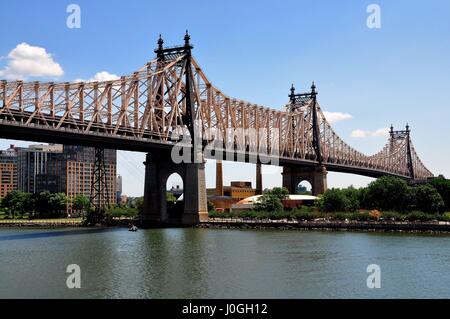 New York City - Luglio 29, 2013: vista da Sutton Place Park al Queensboroug 59th Street) ponte sull'East River Foto Stock