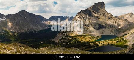 Affacciato sulla valle della forcella del nord della popo agie River (sinistra) e lizard head peak (centro) nella Wind River range, shoshone fores nazionale Foto Stock