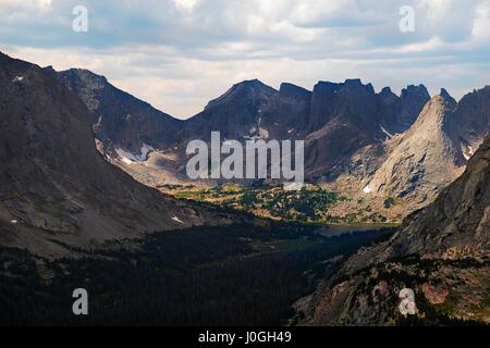 Affacciato sulla valle della forcella del nord della popo agie River (sinistra) e lizard head peak (centro) nella Wind River range, shoshone fores nazionale Foto Stock