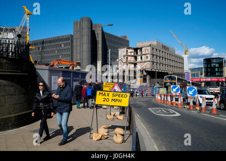 Demolizione della St James Centre di Edimburgo, costruito negli anni settanta il sito viene eliminato per fare spazio a un nuovo hotel, negozi ed appartamenti. Foto Stock