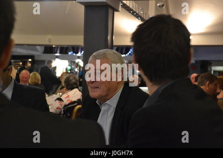 Paddy Ashdown, ex MP e leader dei democratici liberali sostiene John Leech le re-campagna elettorale in Manchester Withington. Foto Stock