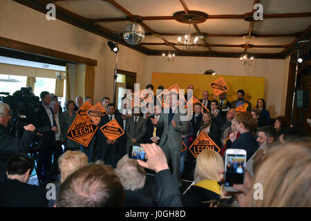 Rt Hon Nick Clegg MP - Il vice primo ministro e leader dei democratici liberali sostiene John Leech le re-campagna elettorale in Manchester Withington. Foto Stock