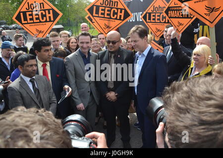 Rt Hon Nick Clegg MP - Il vice primo ministro e leader dei democratici liberali sostiene John Leech le re-campagna elettorale in Manchester Withington. Foto Stock