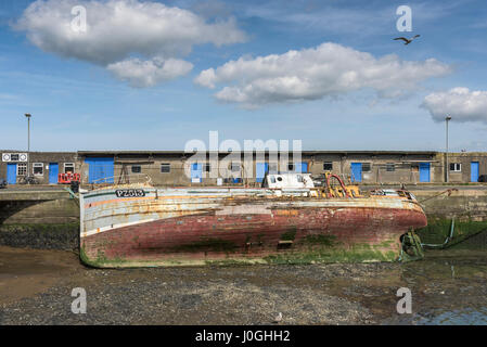 Newlyn porto di pesca PZ513 eccellente barca da pesca peschereccio di rottura in fase di smantellamento Historic Fishing Boat Harbour Porto legato Foto Stock