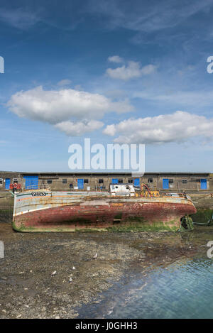 Newlyn porto di pesca PZ513 eccellente barca da pesca peschereccio di rottura in fase di smantellamento Historic Fishing Boat Harbour Porto legato Foto Stock