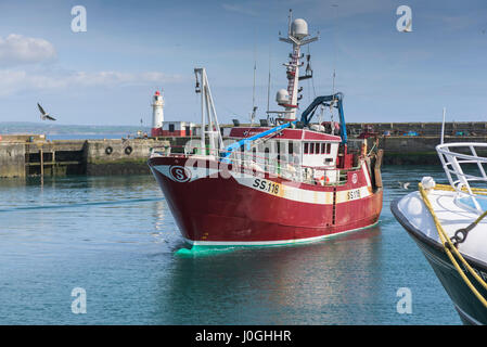 Newlyn porto di pesca SS118 Crystal mare Porto Porto di pesca barca peschereccio entrando in porto porto di pesca costiera Foto Stock