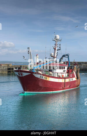 Newlyn porto di pesca SS118 Crystal mare Porto Porto di pesca barca peschereccio entrando in porto porto di pesca costiera Foto Stock