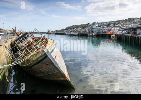 Newlyn porto di pesca PZ513 eccellente barca da pesca peschereccio di rottura in fase di smantellamento Historic Fishing Boat Harbour Porto legato Foto Stock