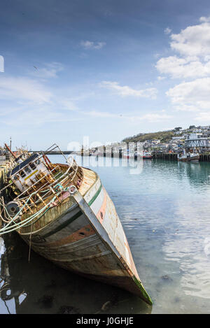 Newlyn porto di pesca PZ513 eccellente barca da pesca peschereccio di rottura in fase di smantellamento Historic Fishing Boat Harbour Porto legato Foto Stock