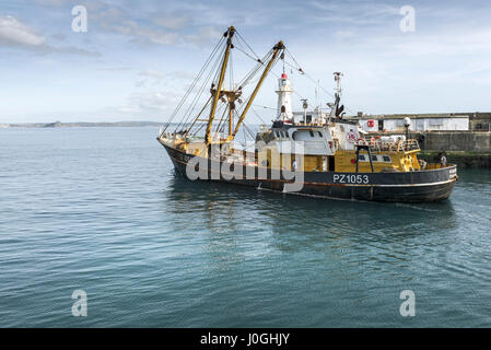 Fascio di Newlyn trawler PZ1053 St Georges lasciando porto barca da pesca peschereccio di lavoro industria di pesca costiera scena costiere Cornovaglia